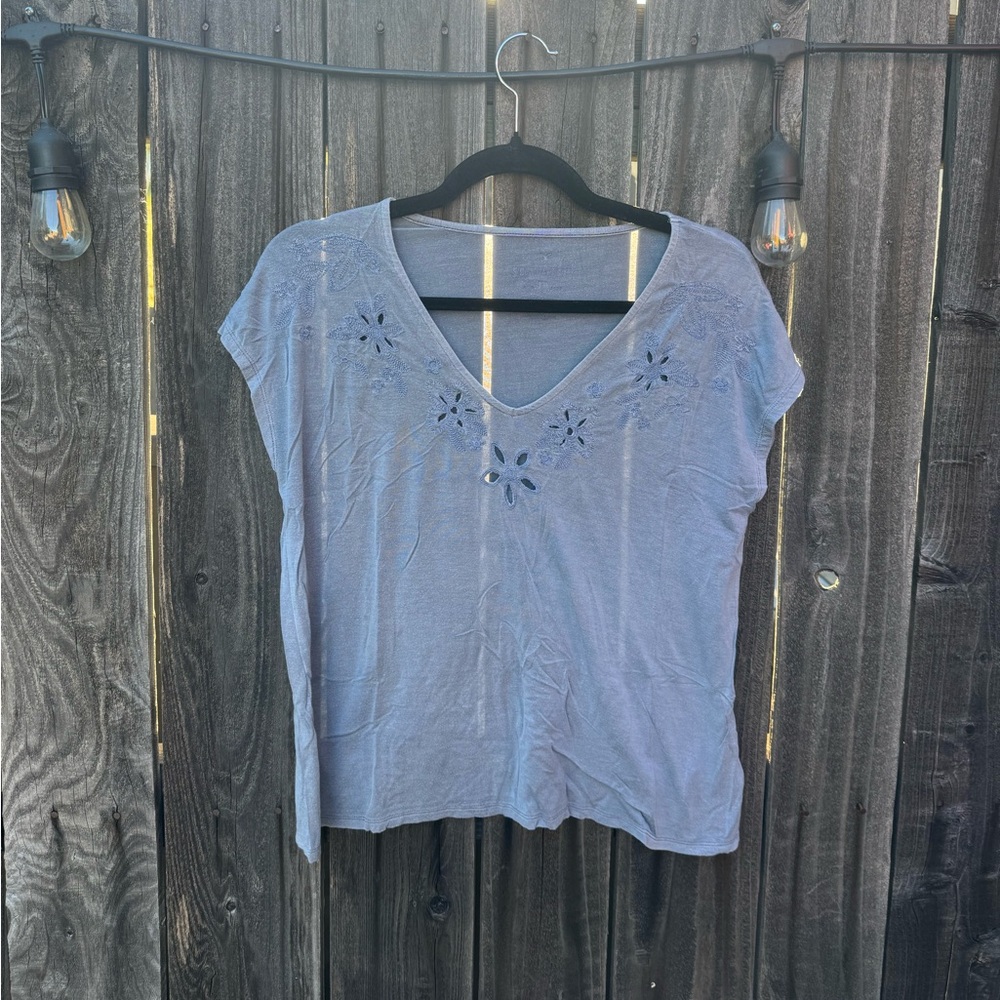 3/$15 CLEARANCE American Eagle Light Blue Floral Cutout Short sleeve Blouse XS